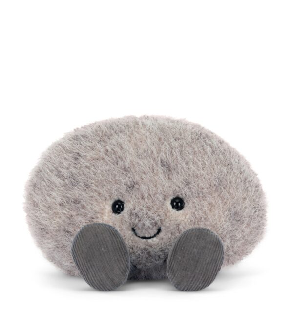 JCDB2630036-08_4 JELLYCAT 鵝卵石絨毛娃娃與手部比例參考圖,展示約 11cm 迷你尺寸