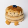 JCDB2630037-82_5 JELLYCAT Fran 煎餅娃娃擺設情境,放置於木質書桌角落,營造溫馨居家氛圍