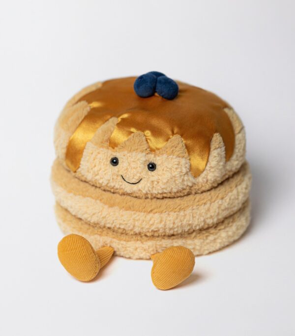 JCDB2630037-82_5 JELLYCAT Fran 煎餅娃娃擺設情境,放置於木質書桌角落,營造溫馨居家氛圍