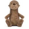 JCDB2630042-86_4 JELLYCAT 布魯克水獺娃娃與手部尺寸對比,呈現 33cm 實際大小與柔軟觸感
