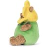JCDB2630044-84_2 JELLYCAT Bartholomew Daffodil Bear 側面細節,展示花瓣帽造型與柔軟毛皮質感