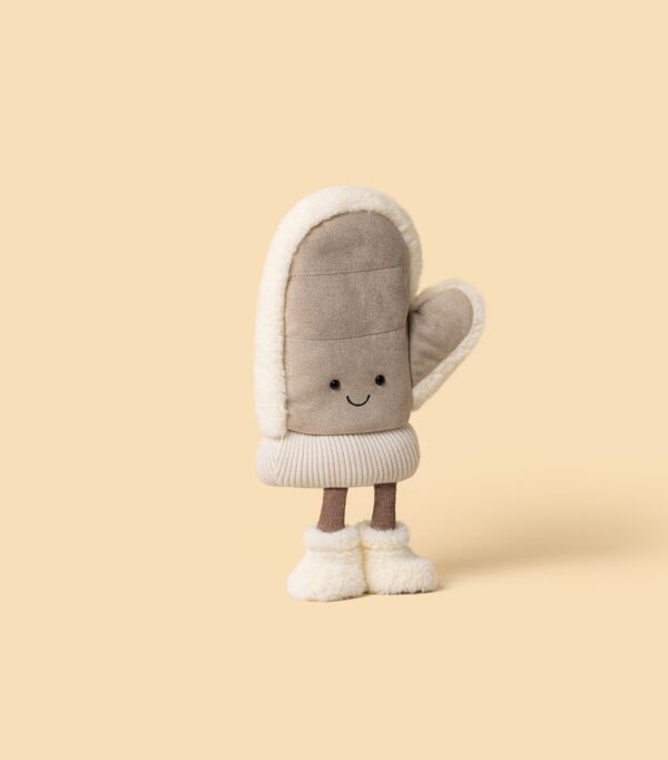 JCDB2630046-82_2 JELLYCAT Fitswell Mitten 娃娃側面角度,顯示 27cm 圓潤身形與整體棕色配色