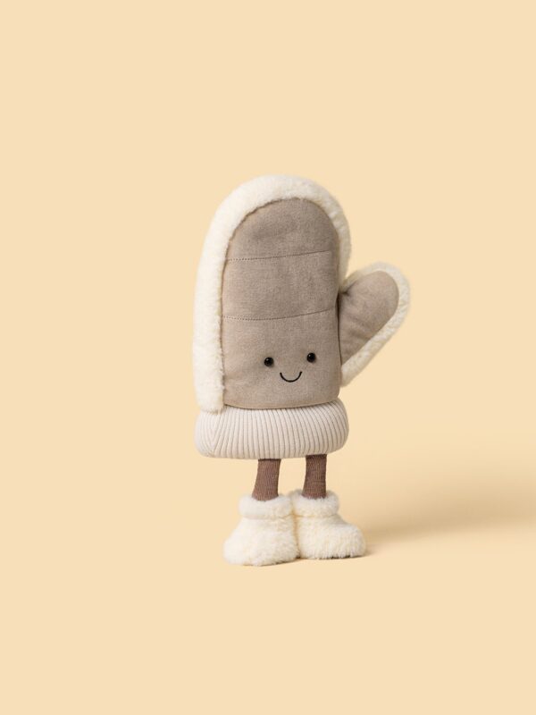 JELLYCAT Fitswell Mitten 娃娃側面角度,顯示 27cm 圓潤身形與整體棕色配色