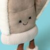 JCDB2630046-82_3 JELLYCAT 連指手套娃娃背面特寫,展示聚酯纖維外層質感與縫線細節