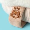JCDB2630046-82_4 JELLYCAT Fitswell Mitten 俯視角度,清晰呈現頂部蓬鬆絨毛與整體比例
