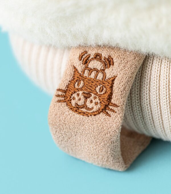 JCDB2630046-82_4 JELLYCAT Fitswell Mitten 俯視角度,清晰呈現頂部蓬鬆絨毛與整體比例