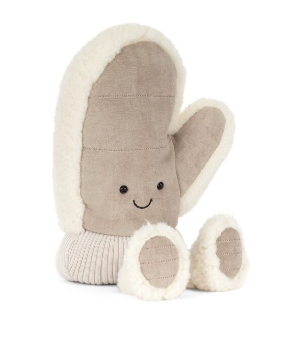 JCDB2630046-82_6 JELLYCAT Amuseables Fitswell Mitten 與嬰兒床邊場景搭配,呈現枕邊陪伴氛圍