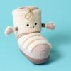 JCDB2630047-82_2 JELLYCAT Perta 雪靴娃娃側面角度,展示立體靴型輪廓與毛絨質感細節