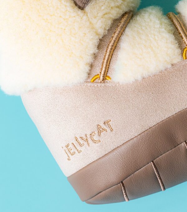 JCDB2630047-82_3 JELLYCAT Perta 雪靴娃娃背面,呈現人造皮草材質與縫線工藝