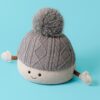JCDB2630048-82_2 Jellycat Pomilly Hat 娃娃特寫,展示微笑面容與細緻針織帽身紋理