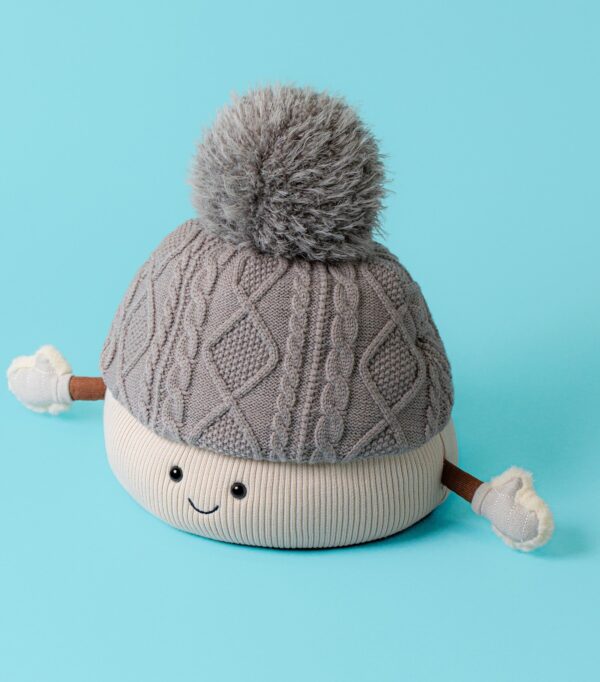 JCDB2630048-82_2 Jellycat Pomilly Hat 娃娃特寫,展示微笑面容與細緻針織帽身紋理