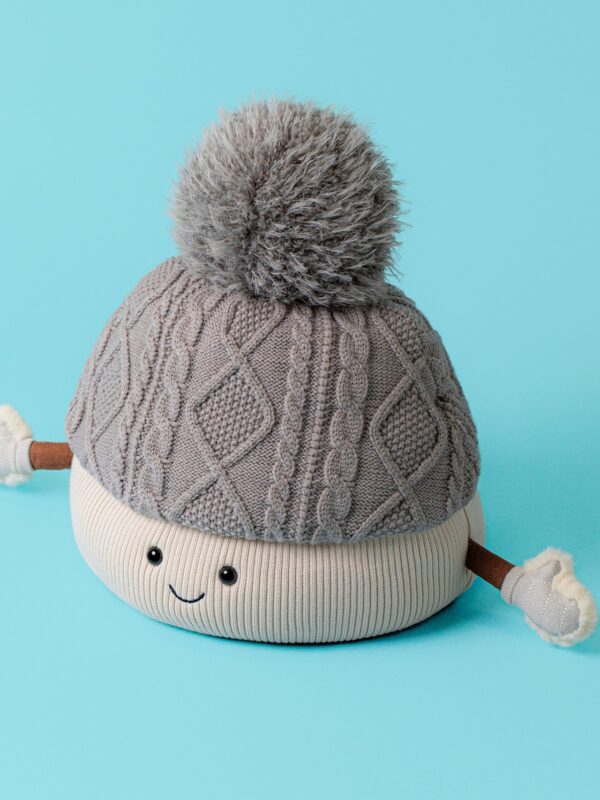 Jellycat Pomilly Hat 娃娃特寫,展示微笑面容與細緻針織帽身紋理