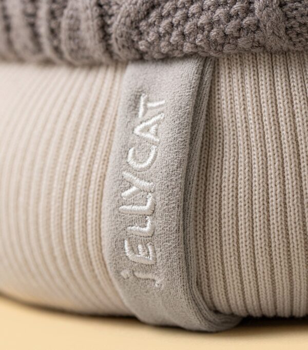 JCDB2630048-82_6 Jellycat Pomilly Hat 包裝與尺寸參考,適合作為禮物贈送的精緻外觀