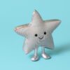 JCDB2630050-90_3 JELLYCAT 銀色星星絨毛玩偶底部特寫,同色系銀色靴子細節呈現