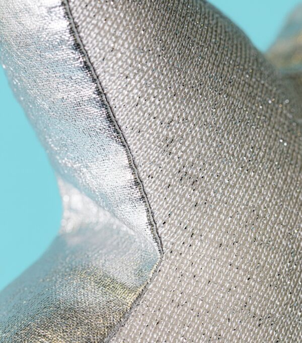 JCDB2630050-90_4 JELLYCAT Silver Star 娃娃尺寸參考,約17x17cm 大小與手掌比例對照