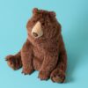 JCDB2630053-88_2 JELLYCAT Bizzlestomp Bear 近拍臉部特寫,呈現巧克力色仿麂皮質感鼻子與黑色圓眼