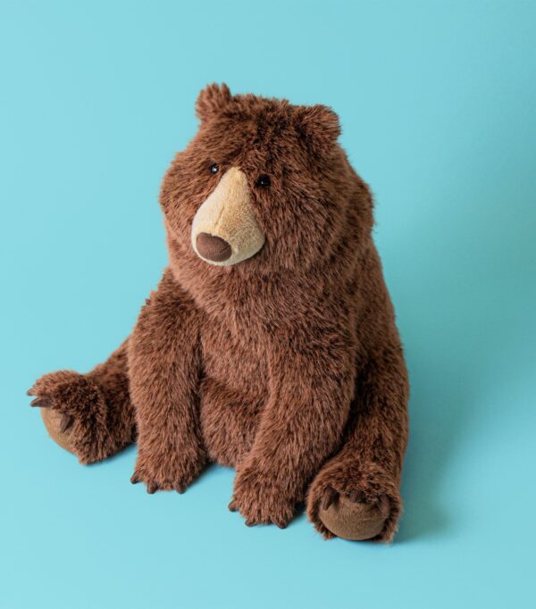 JCDB2630053-88_2 JELLYCAT Bizzlestomp Bear 近拍臉部特寫,呈現巧克力色仿麂皮質感鼻子與黑色圓眼