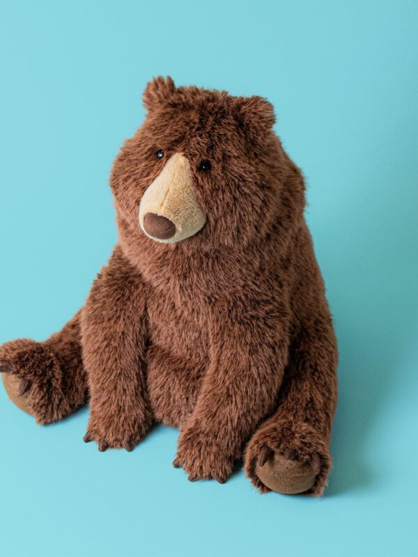 JELLYCAT Bizzlestomp Bear 近拍臉部特寫,呈現巧克力色仿麂皮質感鼻子與黑色圓眼