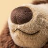 JCDB2630053-88_3 JELLYCAT Bizzlestomp Bear 側面照,展示蓬鬆斑駁棕色絨毛紋理與立體身形比例