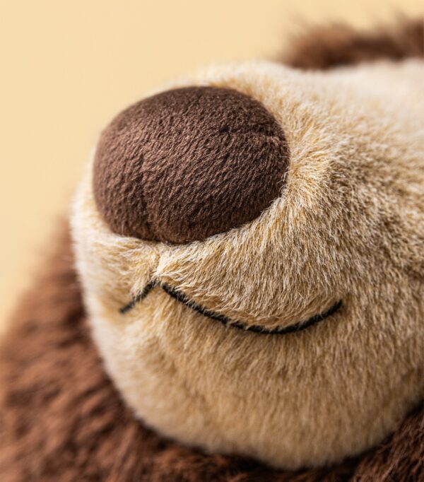 JCDB2630053-88_3 JELLYCAT Bizzlestomp Bear 側面照,展示蓬鬆斑駁棕色絨毛紋理與立體身形比例