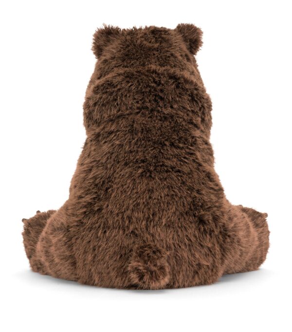 JCDB2630053-88_5 JELLYCAT Bizzlestomp Bear 放置於床頭場景,展示作為嬰兒床邊陪伴娃娃的溫暖氛圍