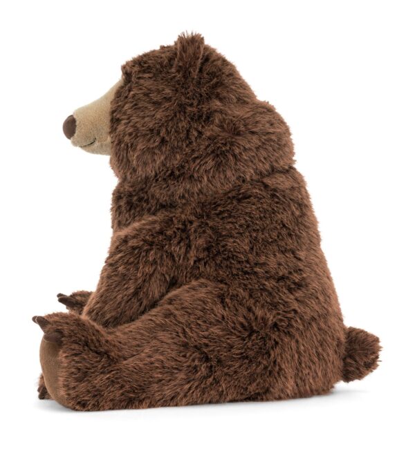 JCDB2630053-88_6 JELLYCAT Bizzlestomp Bear 與品牌標籤特寫,顯示型號 ASP1B 及 EN71 安全認證標示
