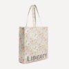 LYBB2632001-12_2-4 Liberty London 托特包側面角度,清晰呈現風琴褶與加固側片結構設計
