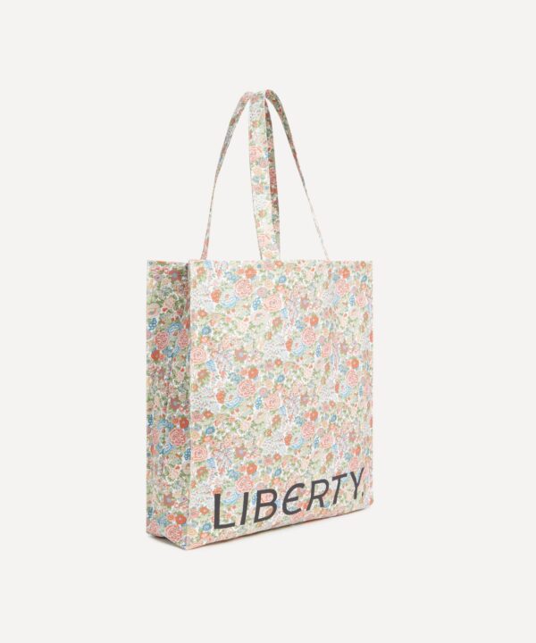 LYBB2632001-12_2-4 Liberty London 托特包側面角度,清晰呈現風琴褶與加固側片結構設計