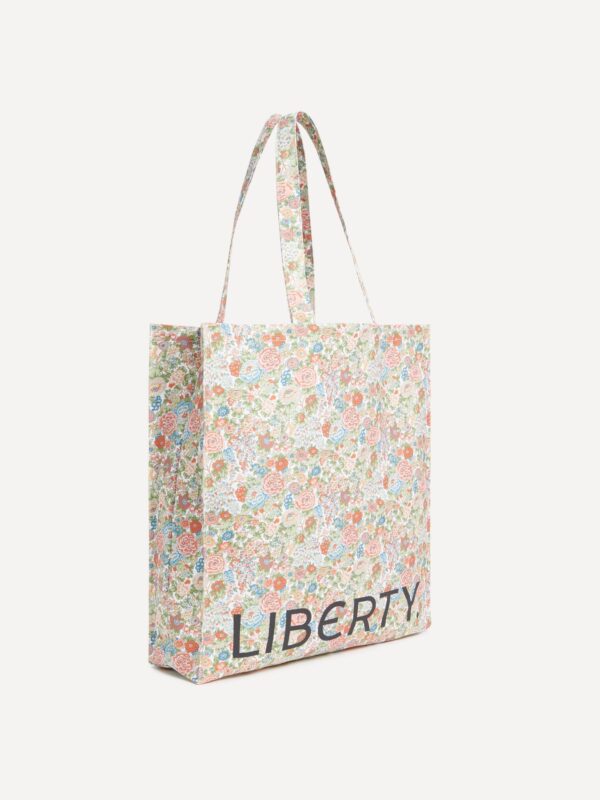 Liberty London 托特包側面角度,清晰呈現風琴褶與加固側片結構設計