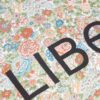 Liberty London Elysian Day 托特包使用情境，肩背示意展示 25cm 提把長度與包身比例