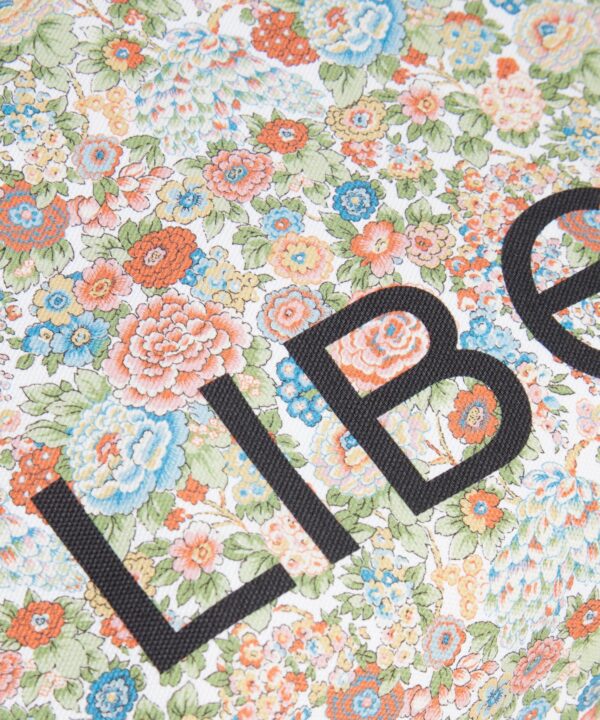 Liberty London Elysian Day 托特包使用情境，肩背示意展示 25cm 提把長度與包身比例