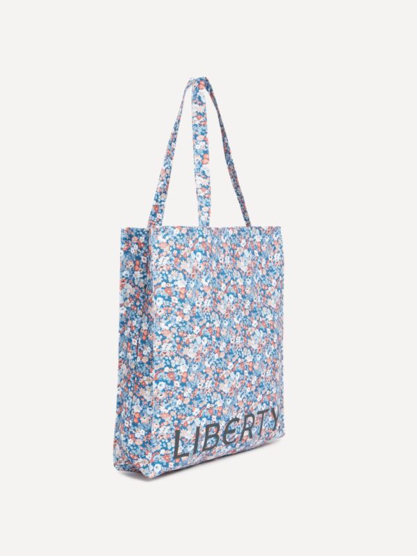 Liberty London 托特包側面特寫,顯示風琴褶與側縫加固細節