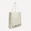 LYBB2632003-52_2 Liberty London 手提袋側面角度,呈現風琴褶與側縫加固結構細節
