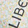 LYBB2632003-52_4 Liberty London 品牌標識特寫,印於 Poppy Forest 印花手提袋上