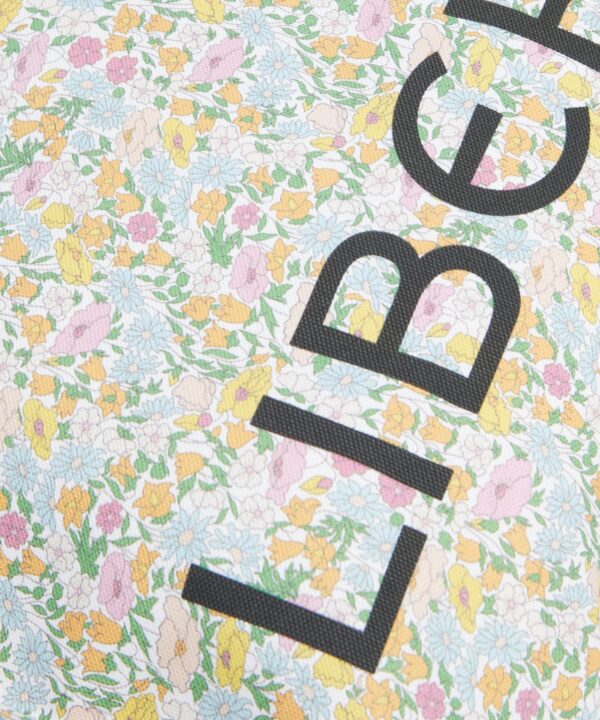 LYBB2632003-52_4 Liberty London 品牌標識特寫,印於 Poppy Forest 印花手提袋上