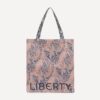 LYBB2632008-75_3 Liberty London 碎花托特袋提把細節,展示雙提把與 Liberty 品牌標識