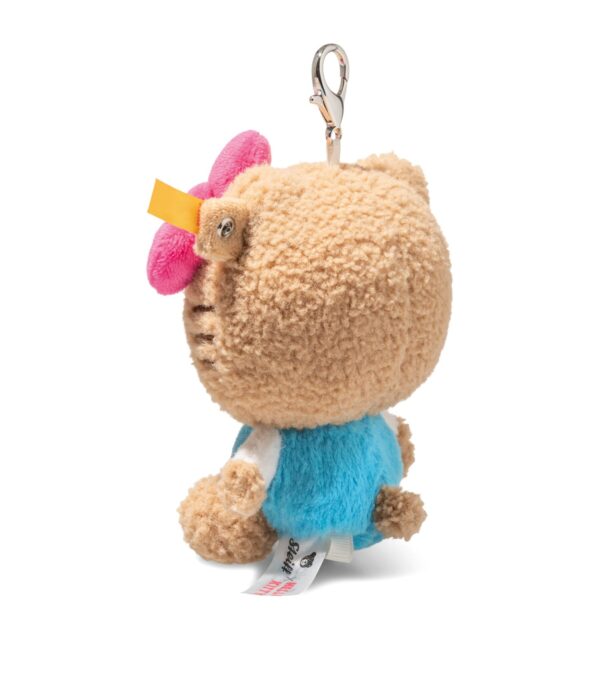 SFAK2630003-82_3 STEIFF × Hello Kitty 吊飾耳部鈕扣近拍,不鏽鋼標誌性認證細節特寫