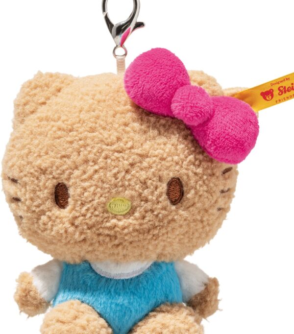 SFAK2630003-82_4 STEIFF Hello Kitty 焦糖色掛飾搭配手袋場景,展現日常包款搭配效果
