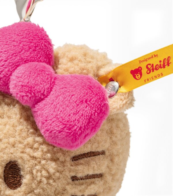 STEIFF × Hello Kitty 聯名吊飾全覽，焦糖啡色毛絨與金屬配件細節呈現