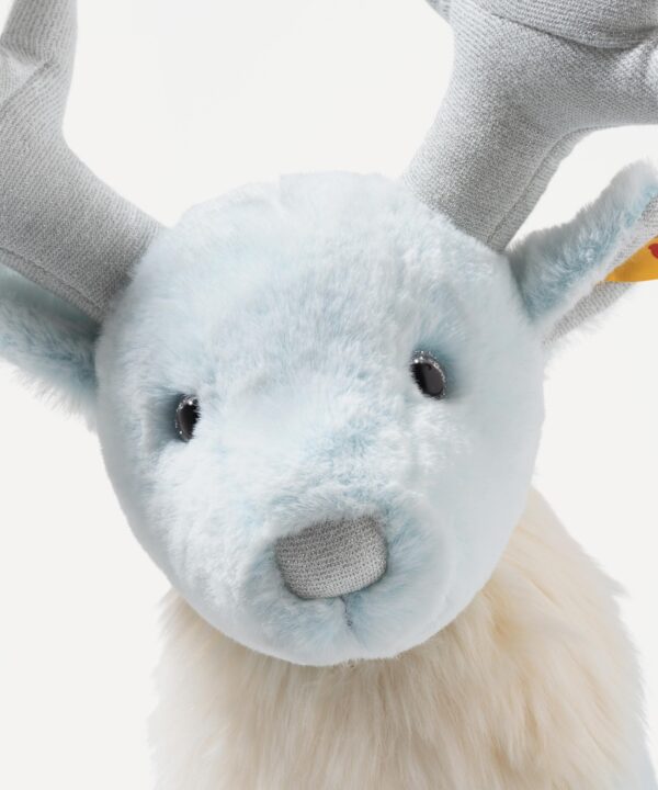 SFDB2630004-61_2 STEIFF 守護神雄鹿絨毛玩偶側面細節,展現立體雄鹿造型與柔軟毛絨質感