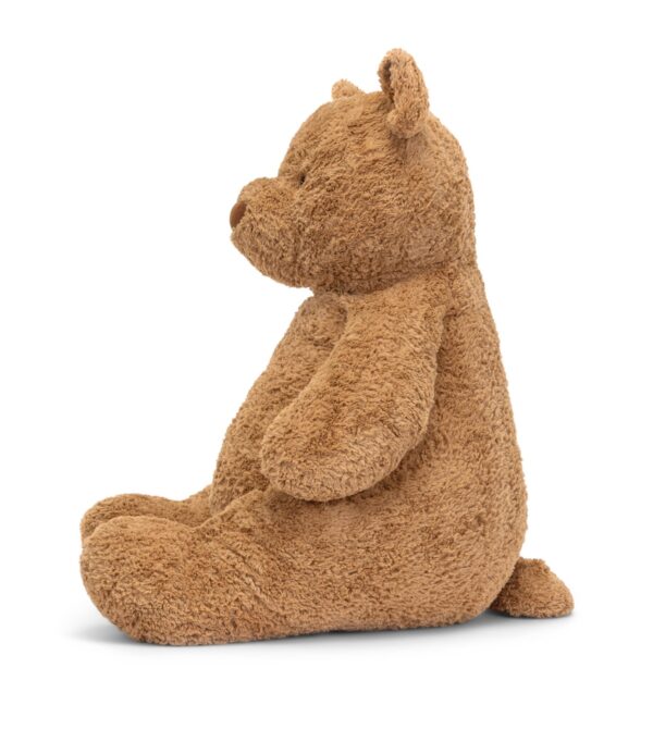 JCDB2640001-84_2 JELLYCAT Bartholomew 巨型泰迪熊側面特寫,展示圓滾大肚與柔軟絨毛質感