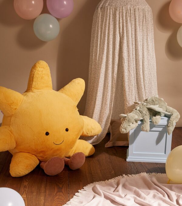 JCDB2640002-34_2 JELLYCAT 巨大太陽娃娃側面角度,展示圓潤立體造型與蓬鬆光芒細節