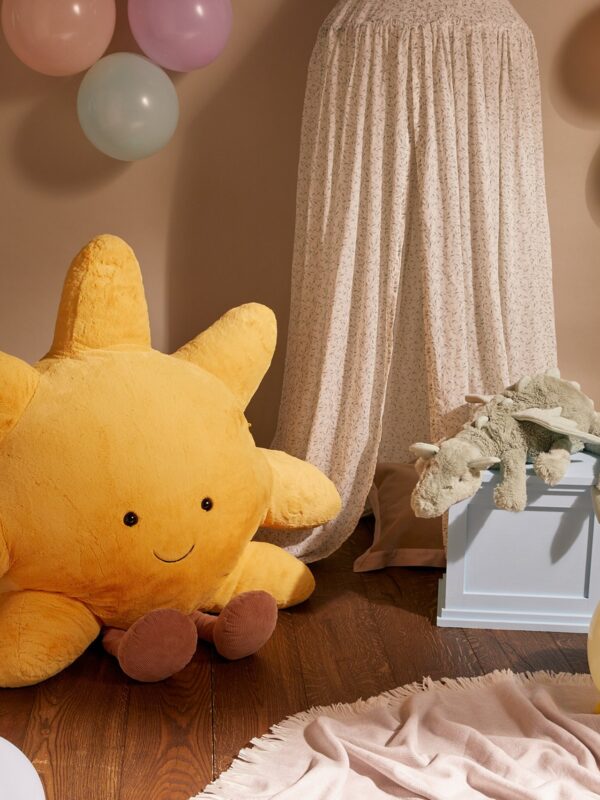 JELLYCAT 巨大太陽娃娃側面角度,展示圓潤立體造型與蓬鬆光芒細節