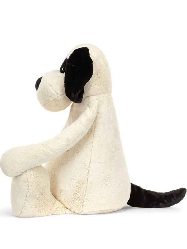 JELLYCAT 超巨型害羞小狗娃娃側面細節,展示柔軟蓬鬆皮毛質感與俏皮耳朵造型